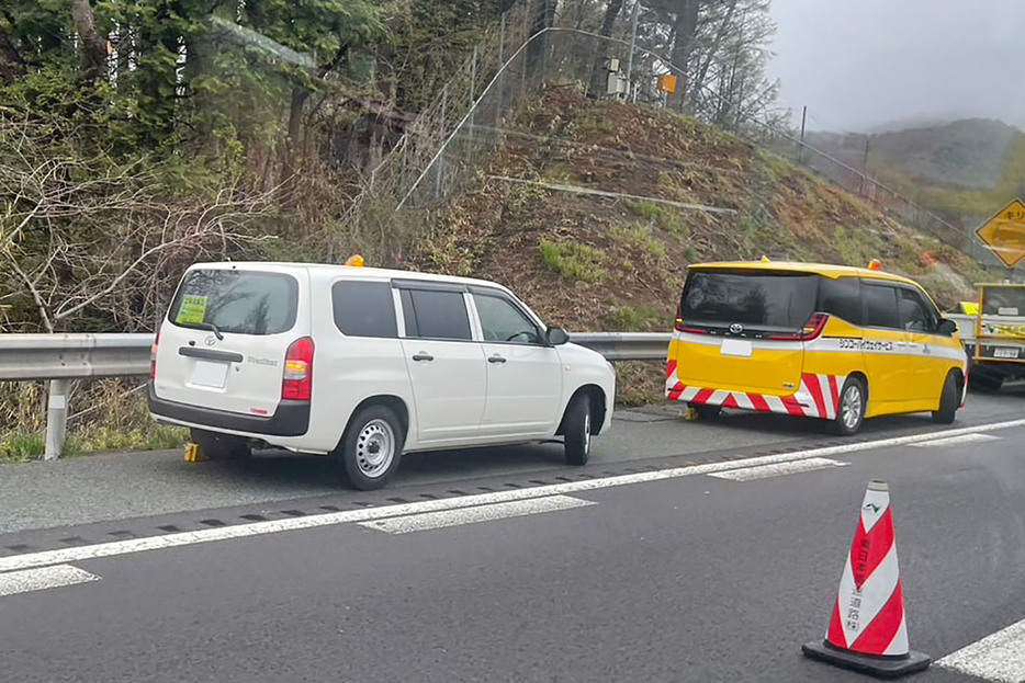 高速道路上で作業をするクルマやパトカーなどは、路肩に停車する際、二次災害を防ぐために必ずステアリングを切った状態で停車する。