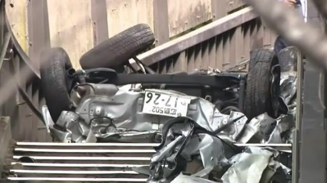 ダンプカーと衝突し斜面に転落、大破した乗用車（広島市安佐南区上安町）