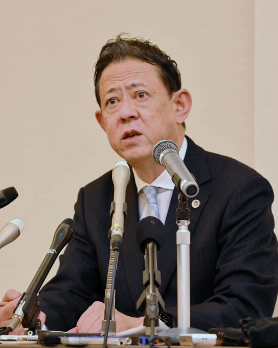 斎藤氏の代理人として記者の質問にこたえる奥見司弁護士＝２７日午後、神戸市中央区中山手通４