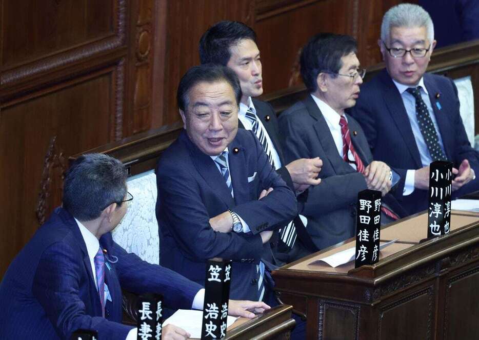 第216臨時国会が召集され衆院本会議に臨む立憲民主党の野田佳彦代表（左から2人目）ら＝28日午後、国会・衆院本会議場（春名中撮影）