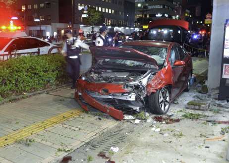 事故をおこし歩道に乗り上げ大破した乗用車＝１１日午後６時４０分、鹿児島市下荒田１丁目