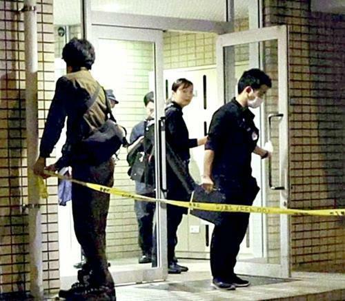 男児が転落した集合住宅を調べる捜査員ら（１日午後１１時８分、東京都調布市で）＝須藤菜々子撮影