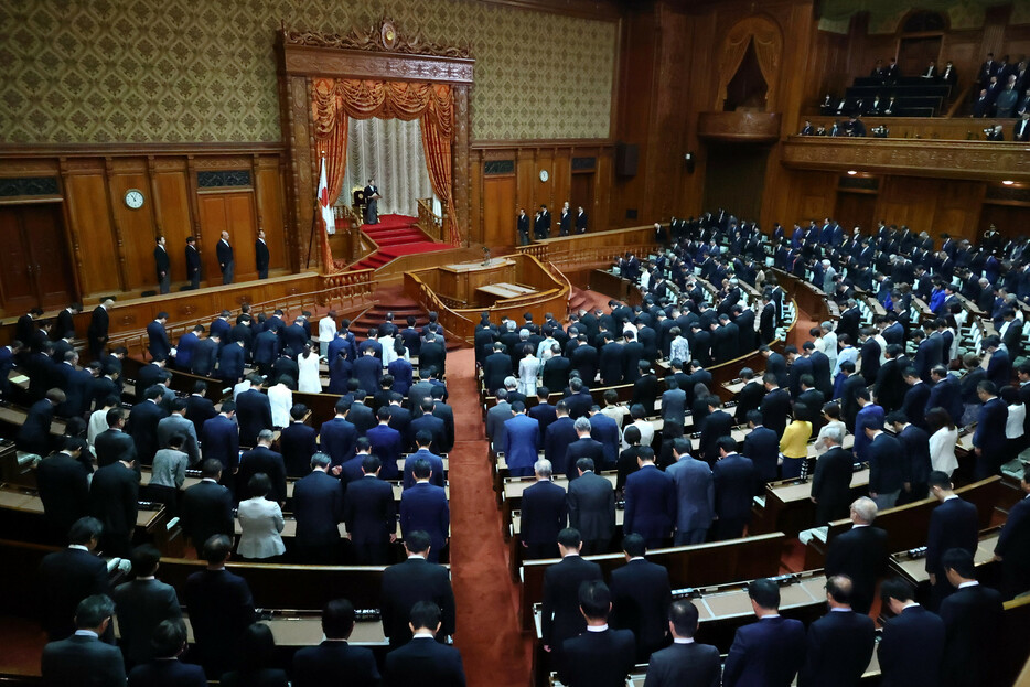 参院本会議場で行われた第２１５特別国会開会式でお言葉を述べられる天皇陛下＝１４日午前、国会内