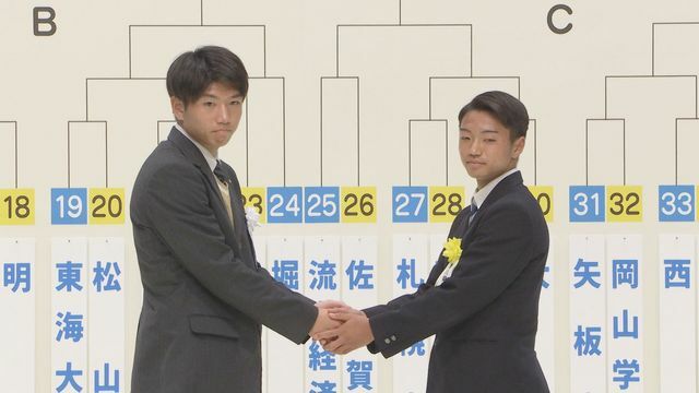 寒川高の伊藤主将（右）と握手する札幌大谷の笹主将（左）