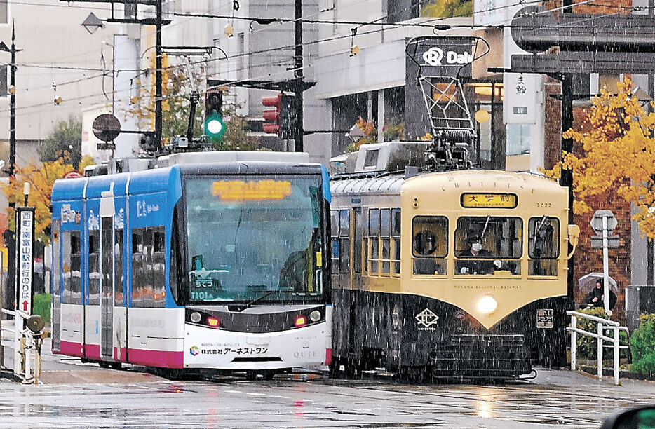 来年４月に運賃が引き上げられる富山地鉄の市内電車＝富山駅前