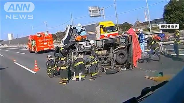 "関越自動車道下り 2tトラック横転で道路ふさぐ 一時渋滞　埼玉・所沢市"