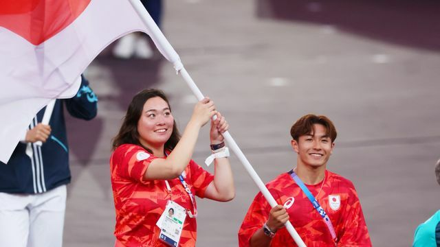 パリ五輪閉会式で旗手を務めたやり投げの北口榛花選手とブレイキンのShigekix選手(写真：長田洋平/アフロスポーツ)