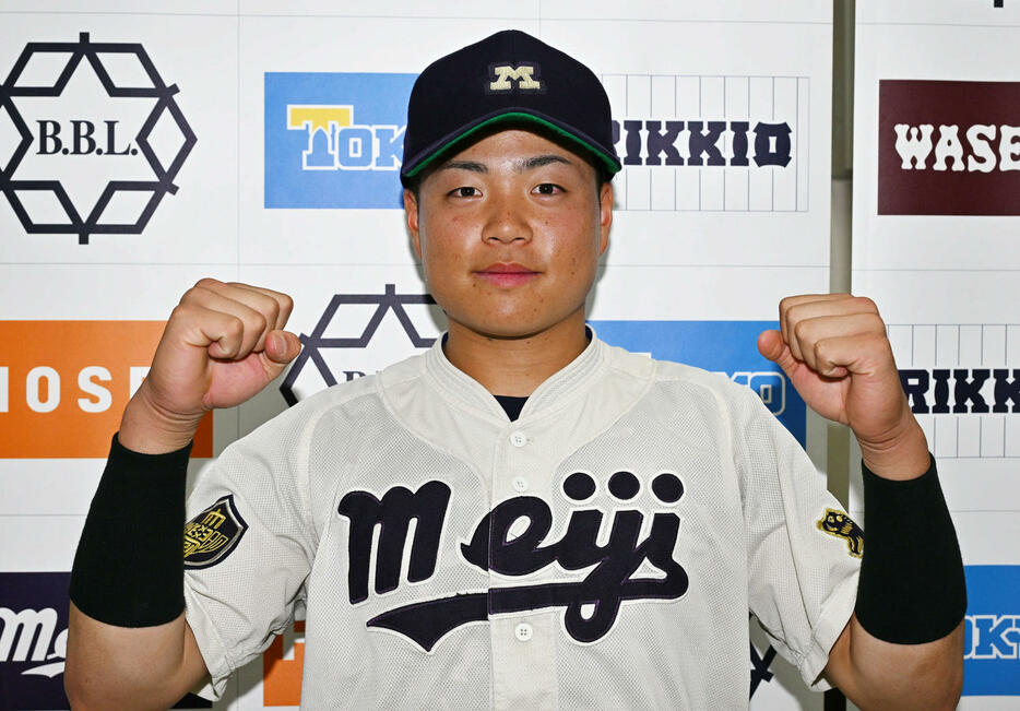 法大対明大　試合後、ガッツポーズで記念撮影する明大・田上（撮影・滝沢徹郎）