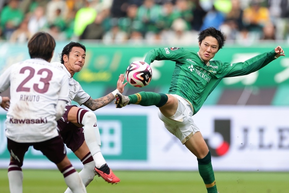 齋藤功佑（右）と井手口陽介のバトル。どちらも譲らずにドロー決着に（写真◎J.LEAGUE）