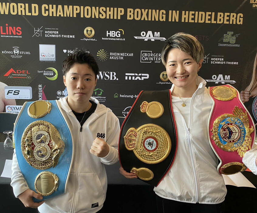 ドイツで会見に臨んだWBA、WBO世界アトム級統一王者松田恵里（右）とIBF世界同級王者山中菫（TEAM10COUNTジム提供）