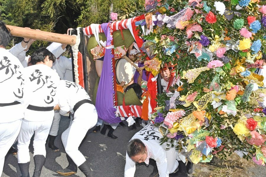 神の子を乗せたまま、だんじりを横倒しにする担ぎ手たち＝島根県海士町崎