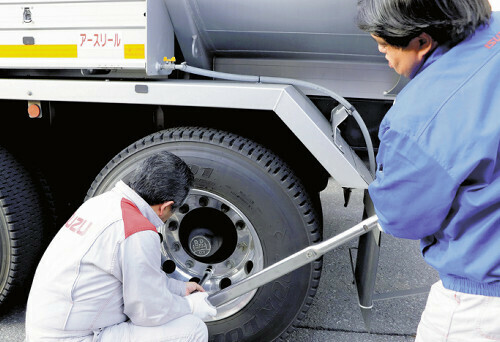 専用工具でナットに緩みがないか確認する整備担当者ら（１４日、青森市で）