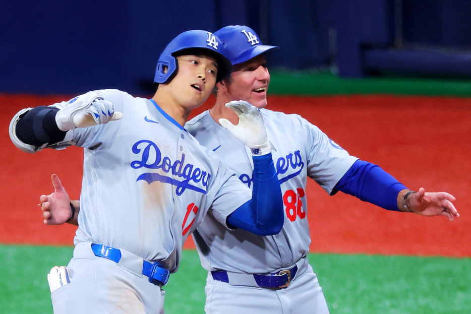 （左から）大谷翔平、クレイトン・マッカロー氏　写真：西村尚己／アフロスポーツ