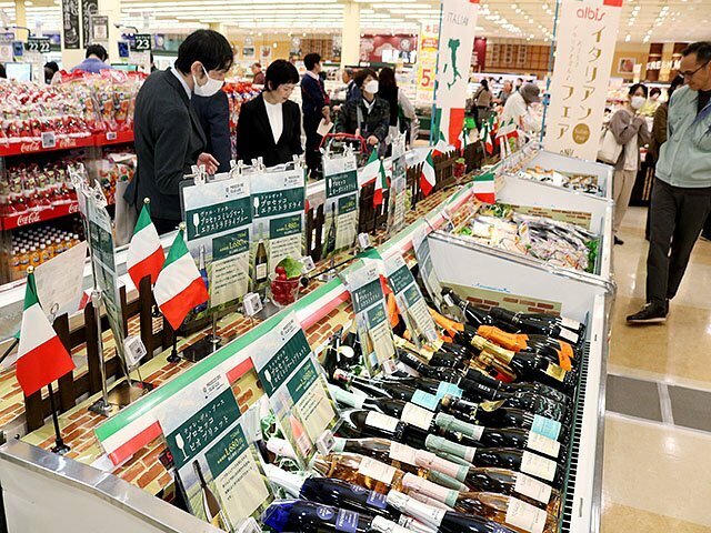 アルビス大島店に並べられたイタリア直輸入のワインなど