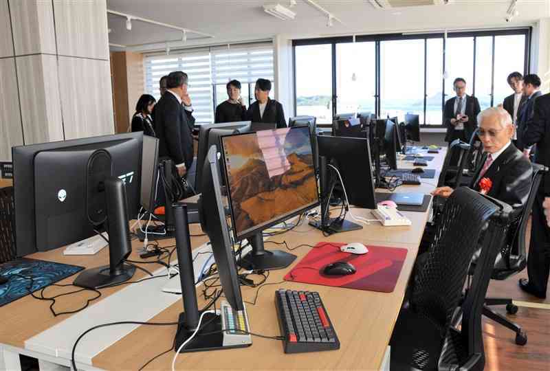 天草市牛深支所内に開所した「MORIMON　LAND　牛深」。eスポーツを通してデジタル技術を学ぶ施設も整えた＝19日