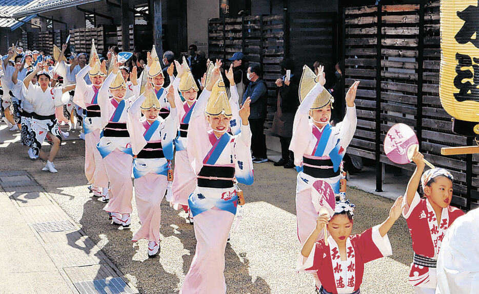 阿波踊りをにぎやかに踊る大阪天水連の会員＝氷見市のひみ番屋街