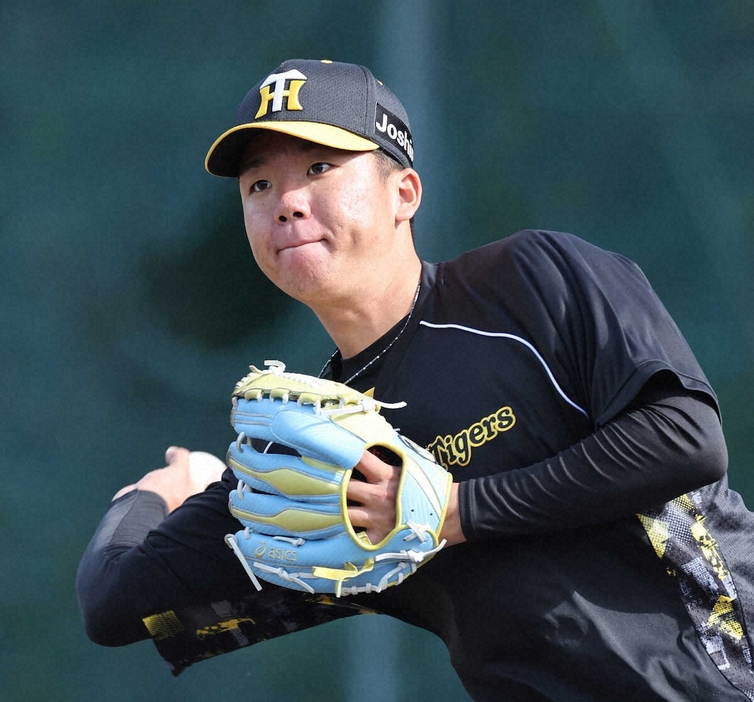 投内連係で軽快な動きを見せる阪神・村上（撮影・大森　寛明）