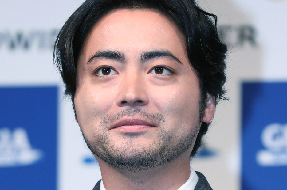 山田孝之さん（時事）