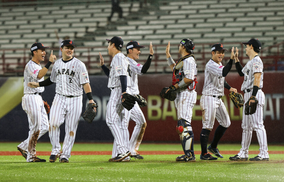 キューバに勝利した日本代表ナイン＝１７日、台北