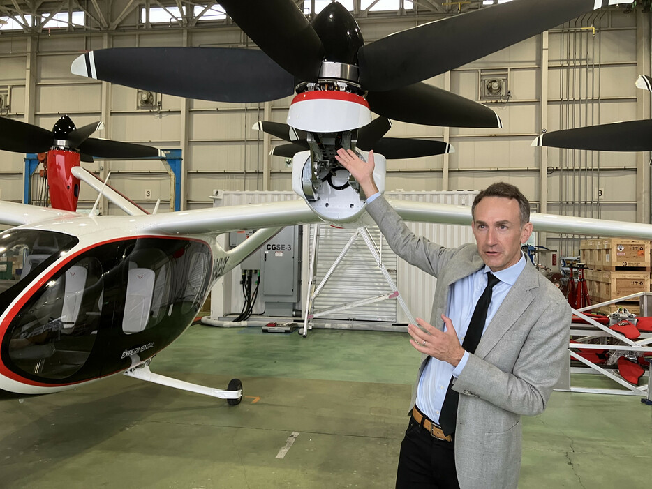 電動垂直離着陸機（ｅＶＴＯＬ）の静音性を説明する米ジョビー・アビエーション最高製品責任者のエリック・アリソン氏＝２日午後、静岡県裾野市のトヨタ自動車東富士研究所