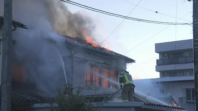 火事現場＝9日午後4時45分ごろ、福井市二の宮5丁目