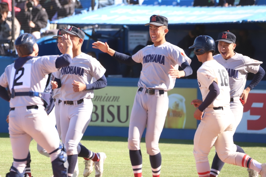 決勝進出に沸く横浜ナイン