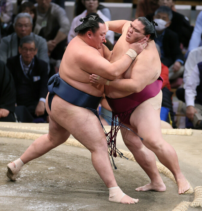 大相撲九州場所１１日目。玉鷲（左）は御嶽海を押し出しで破る＝２０日、福岡国際センター