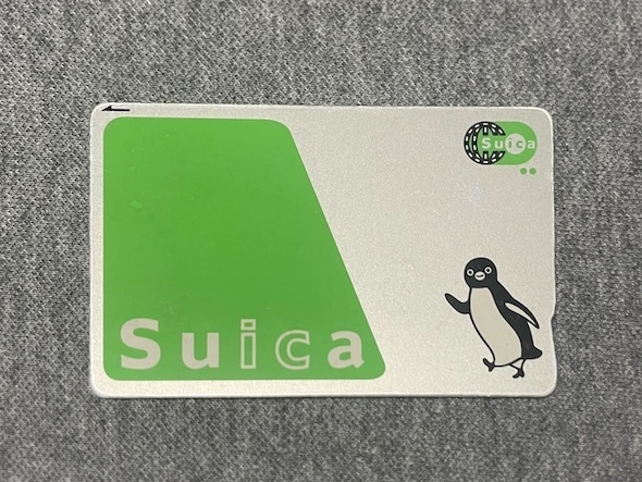 現在のSuica。ペンギンが前を向いている（編集部撮影）