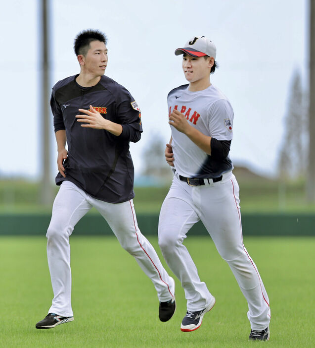 戸郷（左）とダッシュする井上