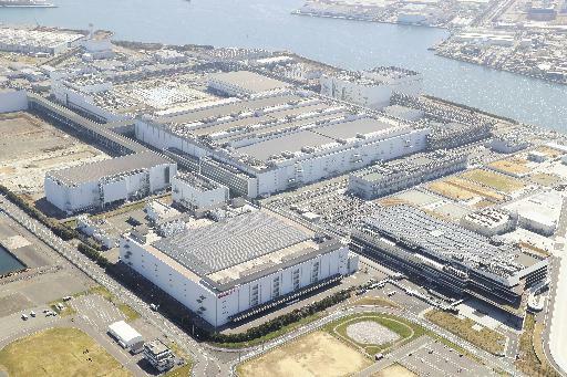 シャープ本社（手前）（堺市堺区で、本社ヘリから）＝原田拓未撮影