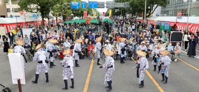 跡江豊年踊りなどが披露され、多くの人でにぎわった市制１００周年記念イベント＝２３日午後、宮崎市の高千穂通り