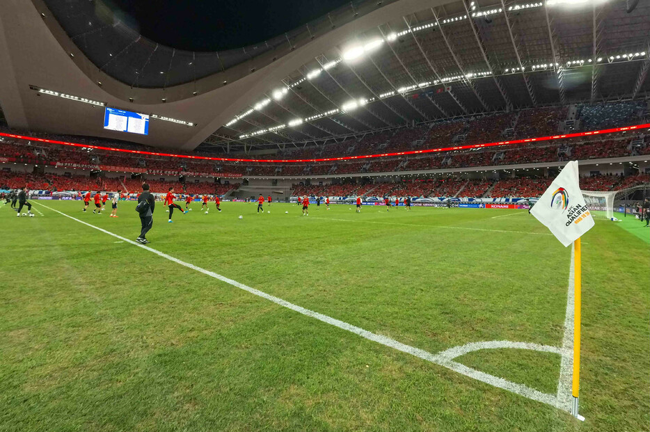 サッカーＷ杯予選、幅が狭くなったピッチ。白いラインの跡が見える＝１９日、中国・アモイ