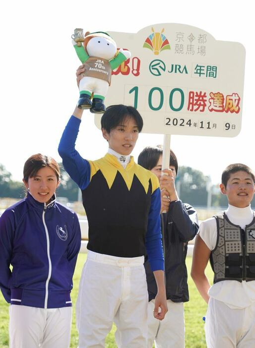 自身2回目となるJRA年間100勝を達成した坂井瑠星騎手＝京都競馬場（撮影・榎本雅弘）