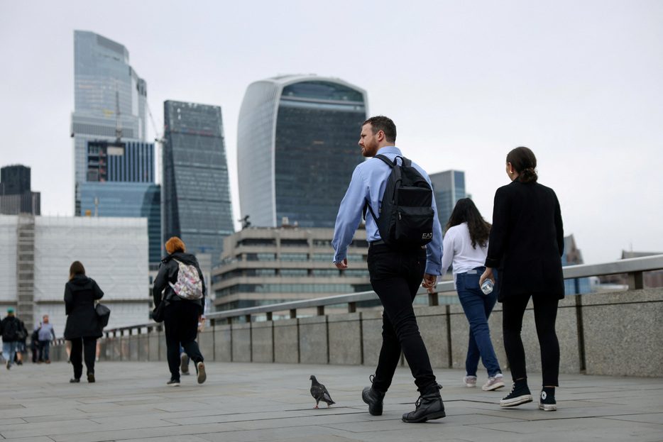 英政府は２６日、より多くの人を労働力に復帰させる取り組みの一環として、メンタルヘルス支援へのアクセス強化と職業紹介所の改革を行う方針を明らかにした。写真はロンドンで７月撮影。（2024年 ロイター/Hollie Adams/File Photo）