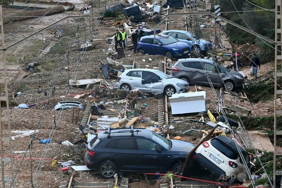 洪水に見舞われたスペイン東部バレンシア近郊で、線路上に押し流された車（2024年11月1日撮影）。【翻訳編集】 AFPBB News