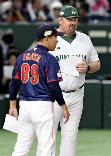 豪州のニルソン監督（奥）と侍ジャパンの井端監督（２０２３年１１月ののアジアプロ野球チャンピオンシップで）