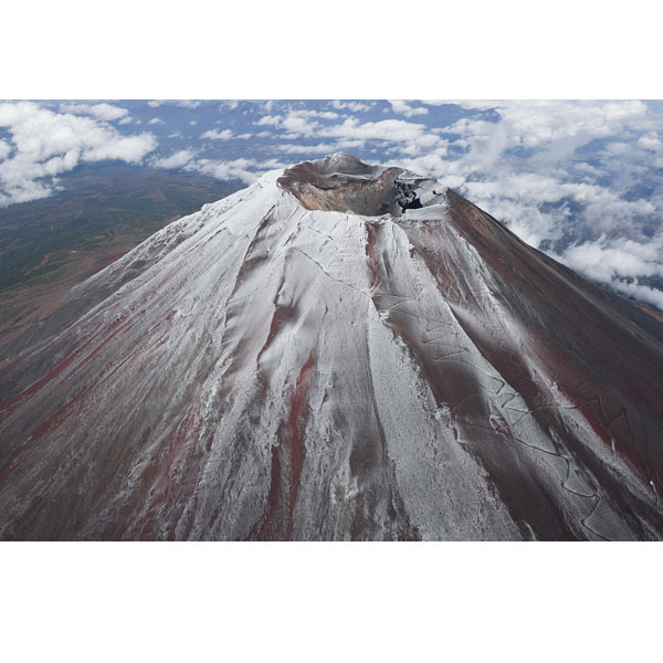 うっすら雪化粧（6日、富士山の山頂付近）／（Ｃ）共同通信社