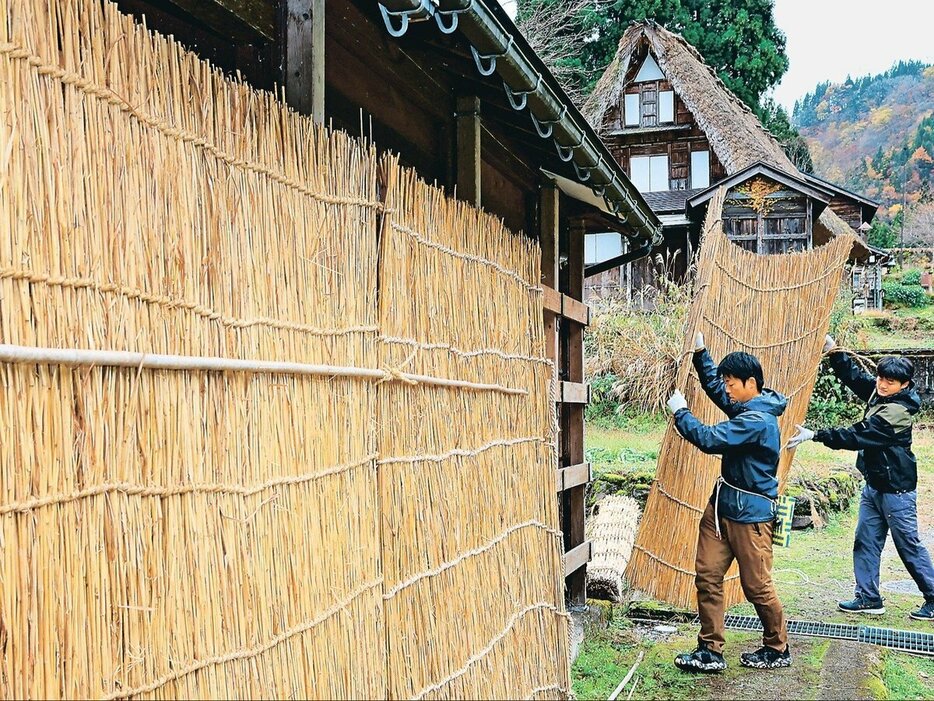 家屋を囲むように取り付けられる「オオダレ」＝南砺市相倉