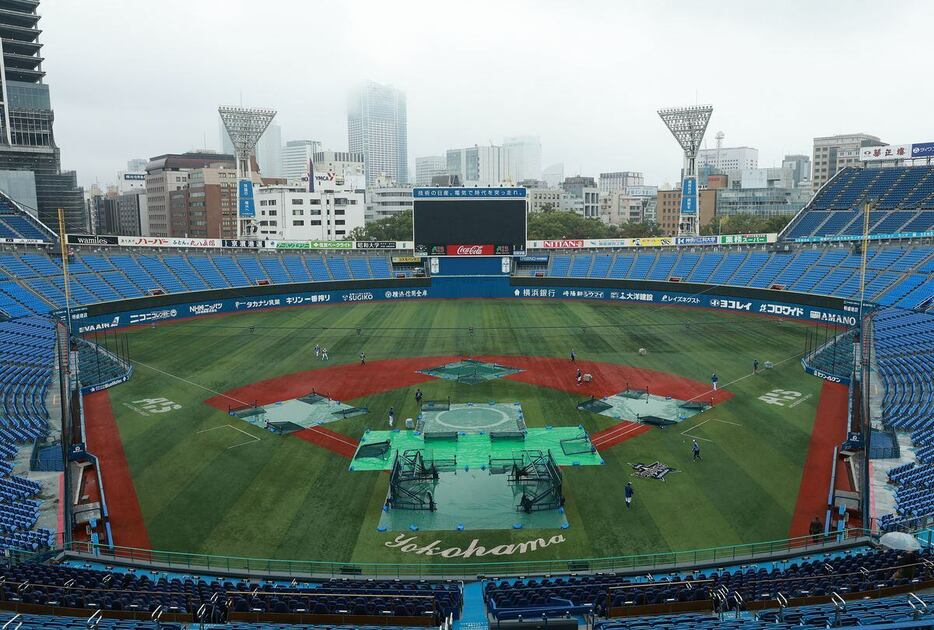 雨の横浜スタジアム。DeNAナインは順延となった3日の第6戦に向けて調整した（撮影・尾崎修二）