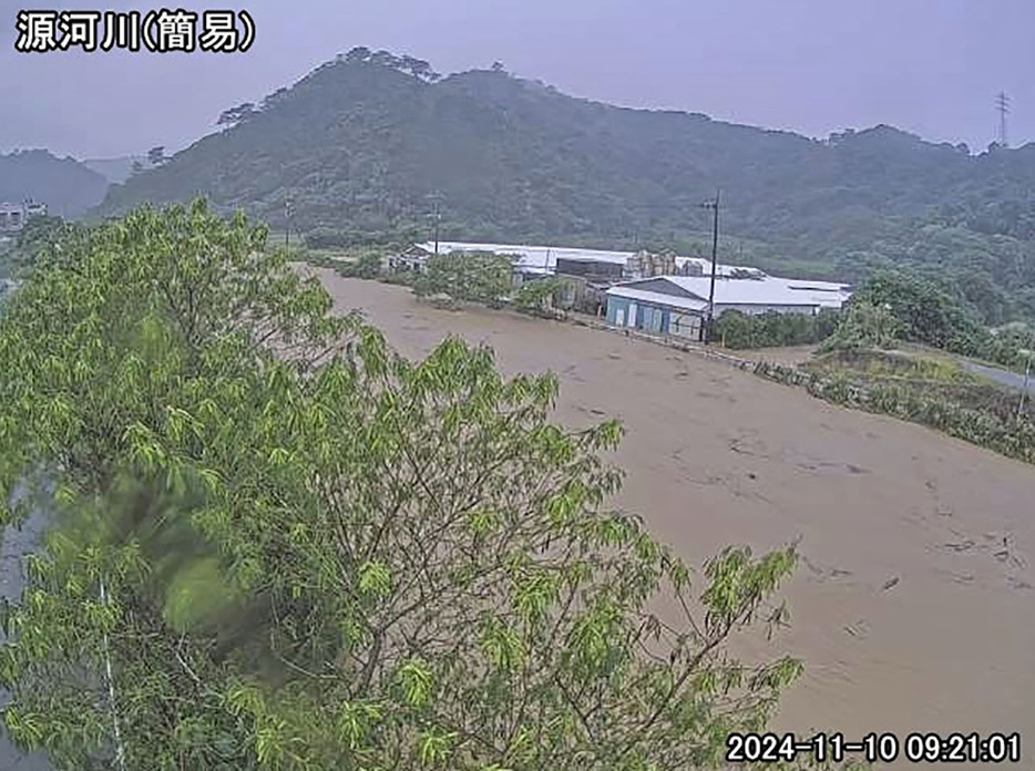 大雨の影響で増水した、沖縄県名護市の源河川のライブカメラ画像＝10日午前（沖縄県河川情報システムより）