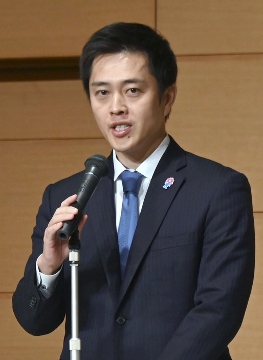 政治団体・大阪維新の会の代表選で再選を果たし、あいさつする吉村洋文大阪府知事＝19日夜、大阪市