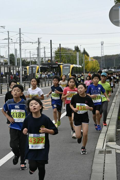 ＬＲＴ沿線を力走するランナーたち