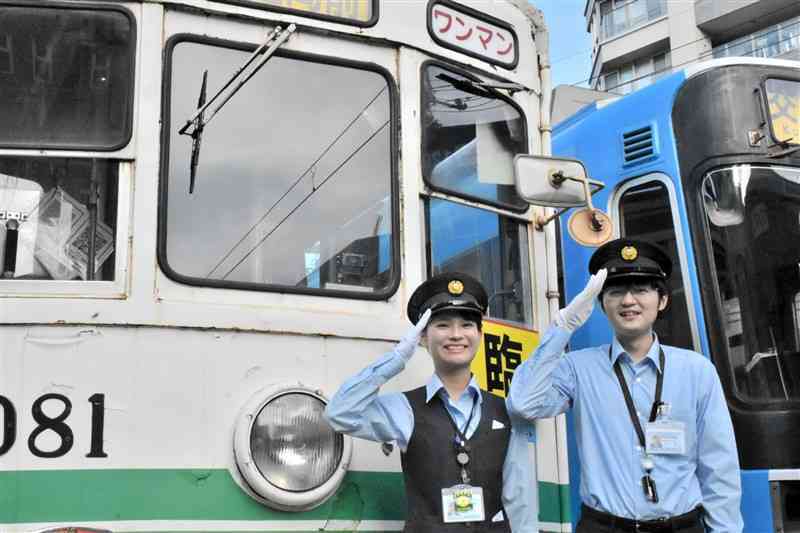 熊本市電の運転士として独り立ちした柴田温香さん（左）と松下源さん＝13日、熊本市中央区