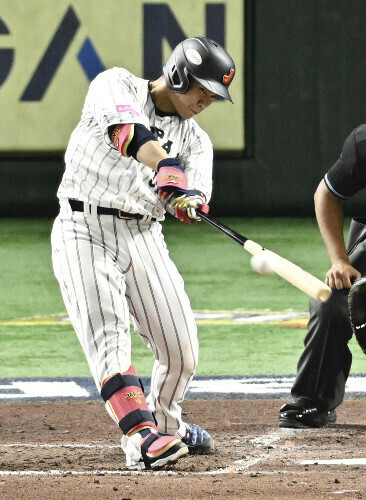 捕手の優秀選手に選ばれた坂倉（２１日、東京ドームで）