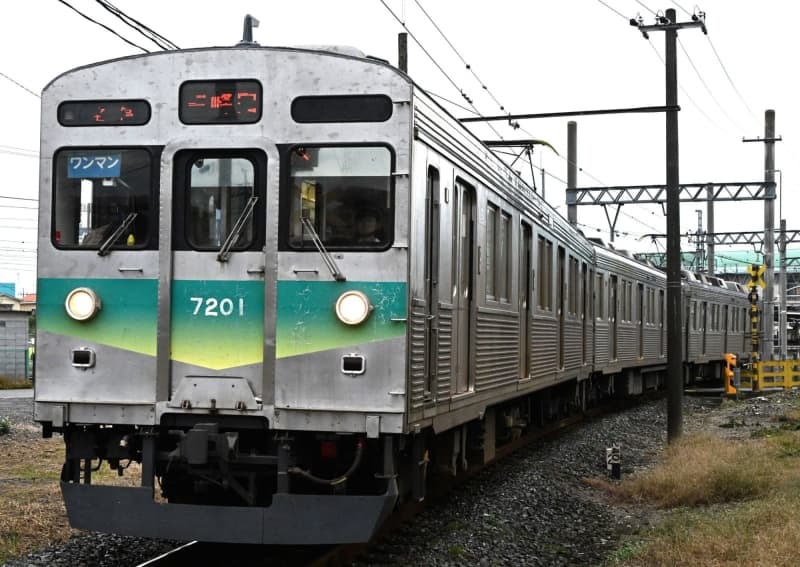 秩父鉄道では緑帯に変更されて山岳電車らしい印象になった