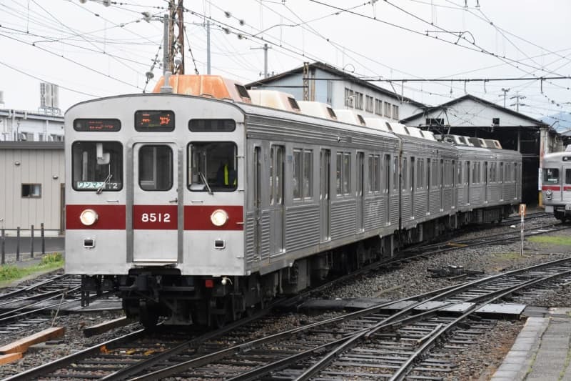 長野電鉄では東急時代の雰囲気を保っている。奥に元地下鉄日比谷線の車両が見えて東横線を思い出した