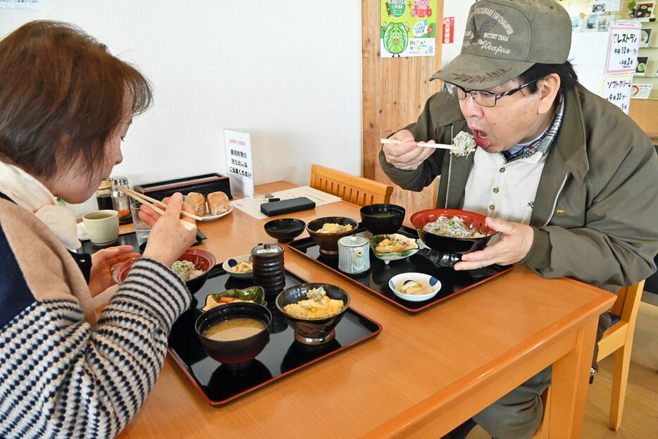 レストランポロトピアで「しらうおの釜揚げ丼」を食べる予約客