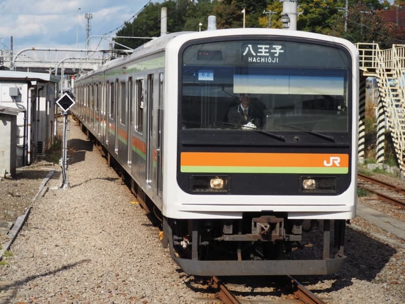 ＪＲ東日本の八高線を走る２０９系。現在はこのタイプの２０９系は八高線では運用されていない＝２０１７年１１月１１日、東京都福生市