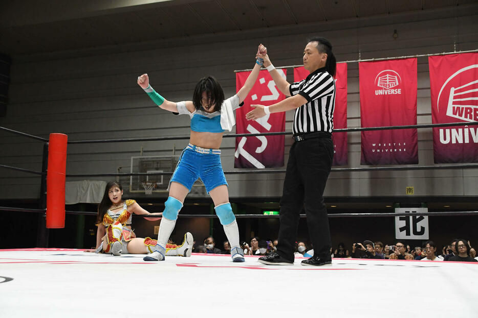 敗戦後、信じられないといった表情で風城ハルを見る上原わかな（左）　（C）TJPW