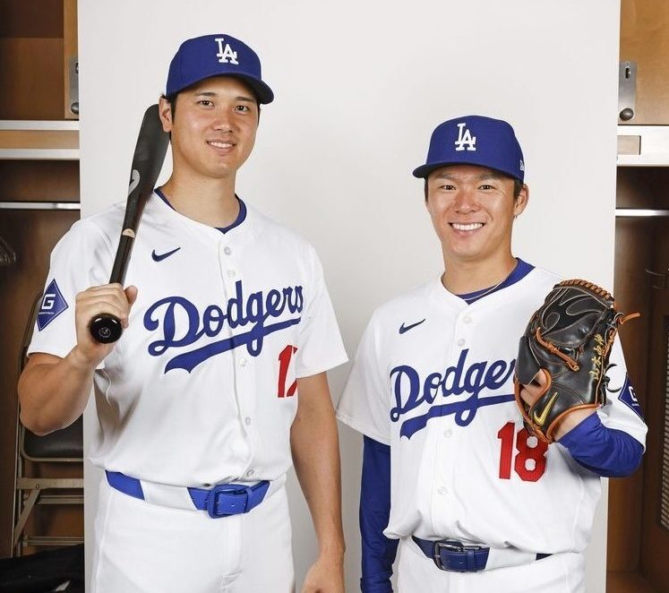 ドジャースの大谷翔平（左）と山本由伸（共同）